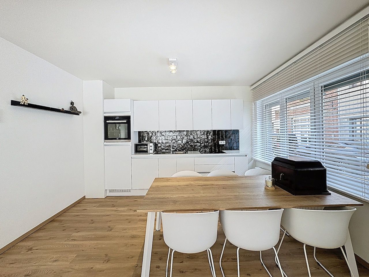 Volledig gemeubeld eigentijds appartement op een boogscheut van de Zeedijk. foto 9
