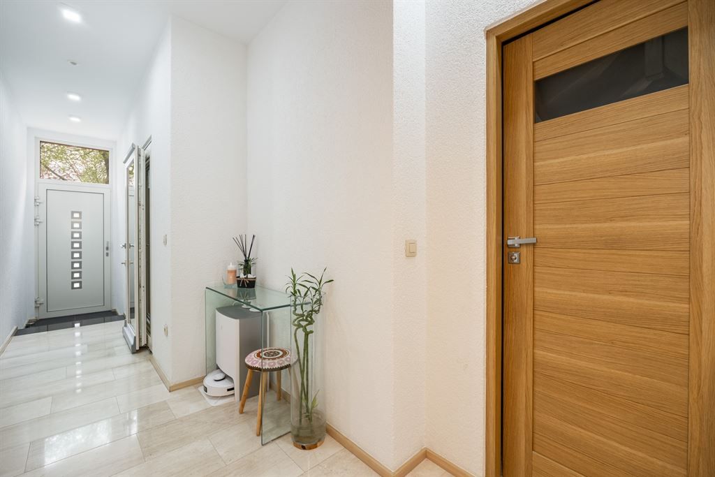 Energiezuinig gerenoveerde woning met garage foto 24