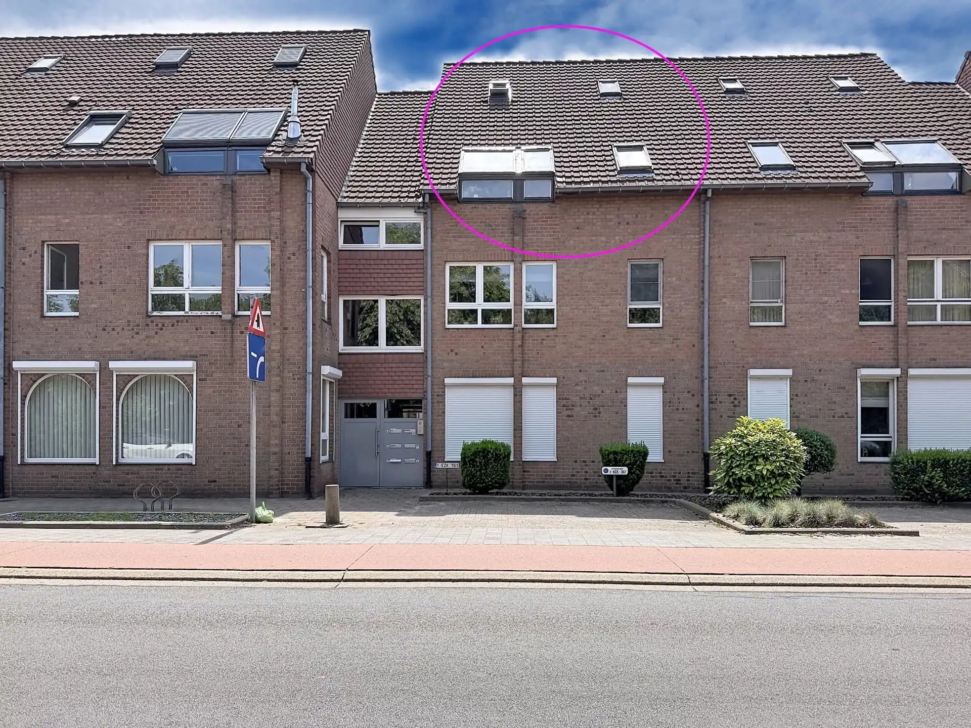 Gezellig en ruim duplex appartement in hartje Lommel met staanplaats. foto {{pictureIndex}}
