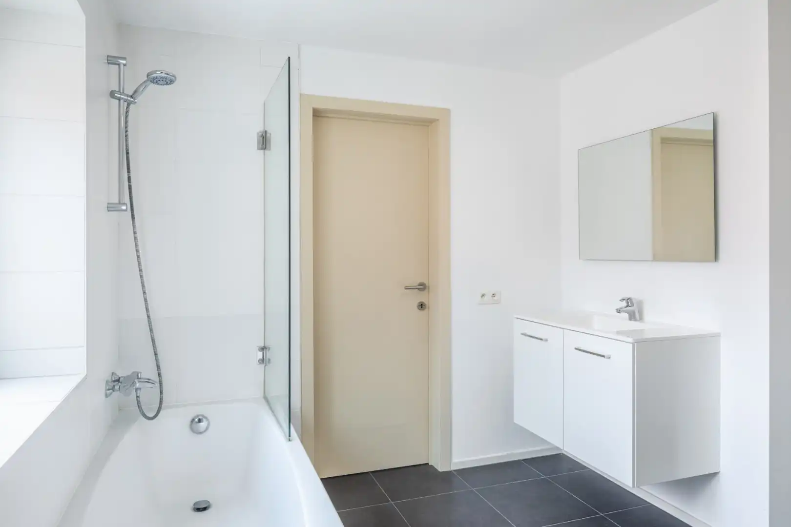 Opportuniteit ..reeds 2 gerenoveerde appartementen en in TOP staat!! foto 11
