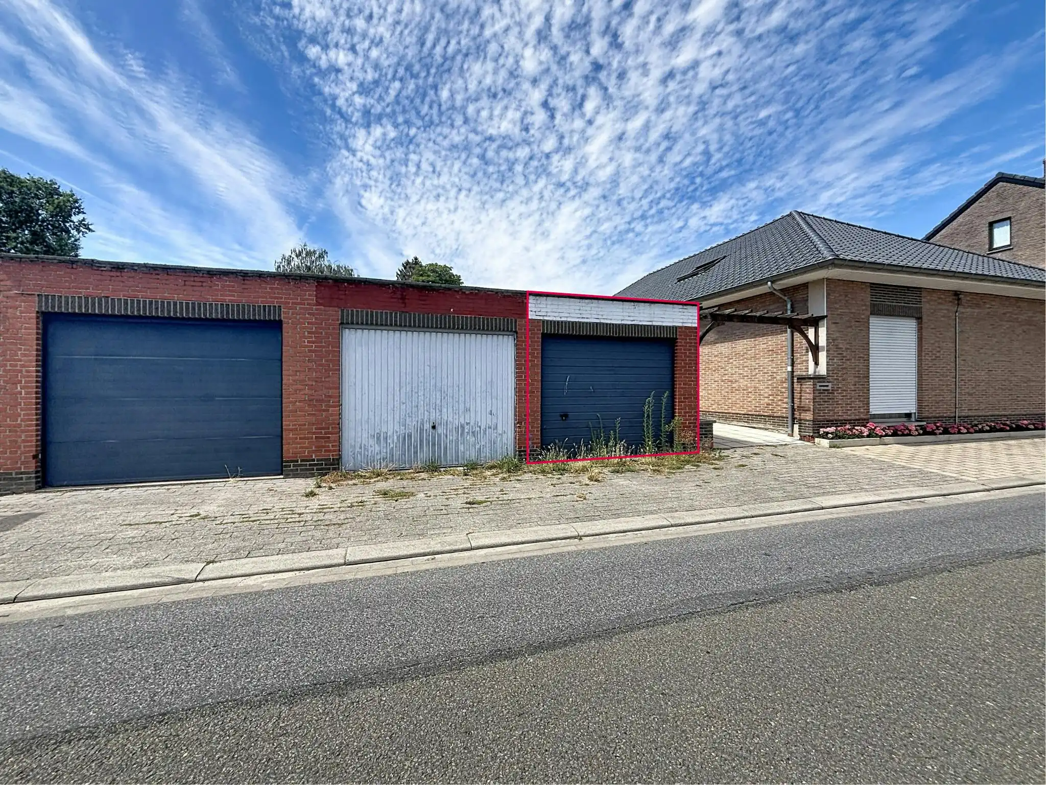 Garagebox te koop in centrum Wuustwezel! foto {{pictureIndex}}