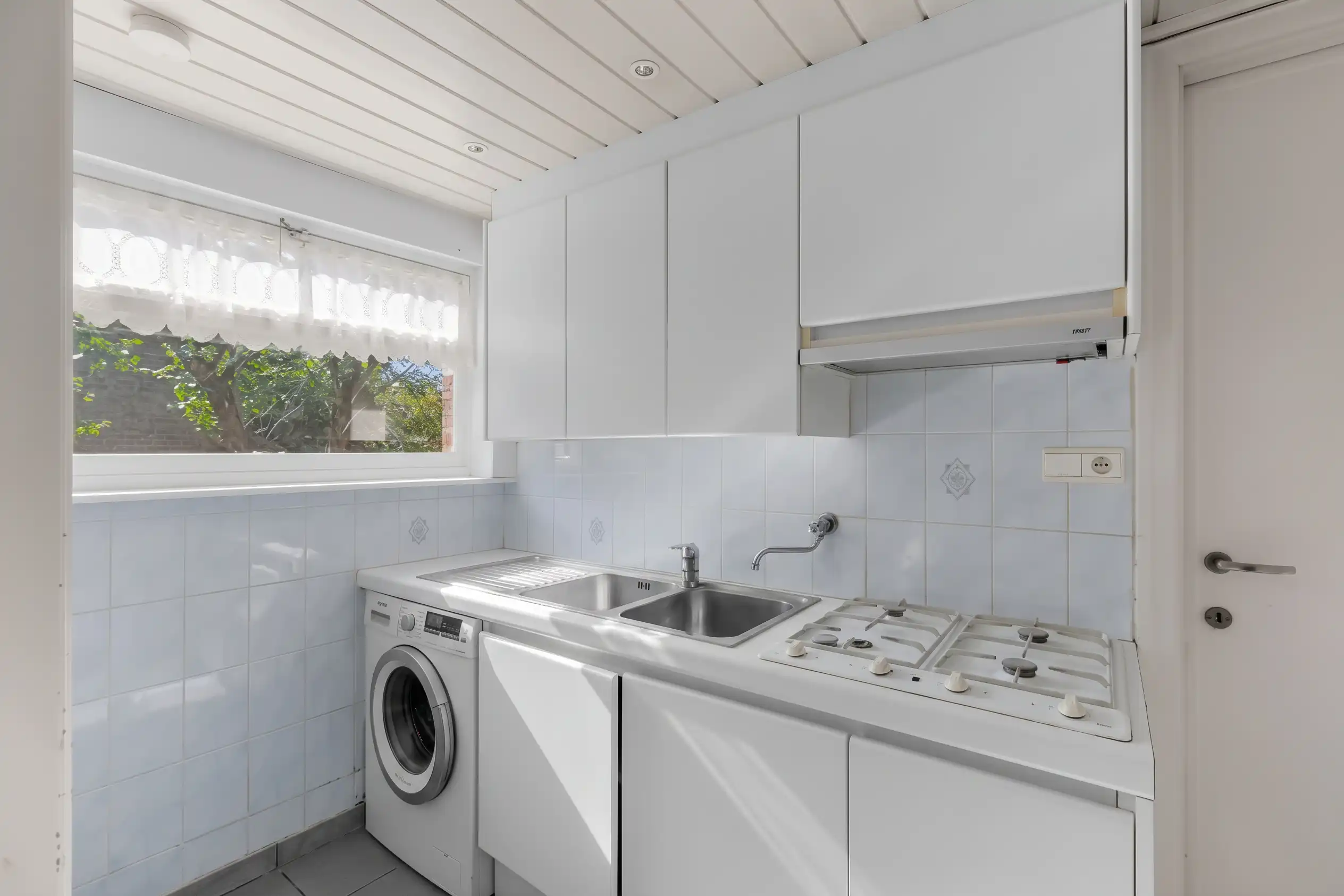 Te renoveren woning met veel potentieel in Sint-Michiels! foto 6