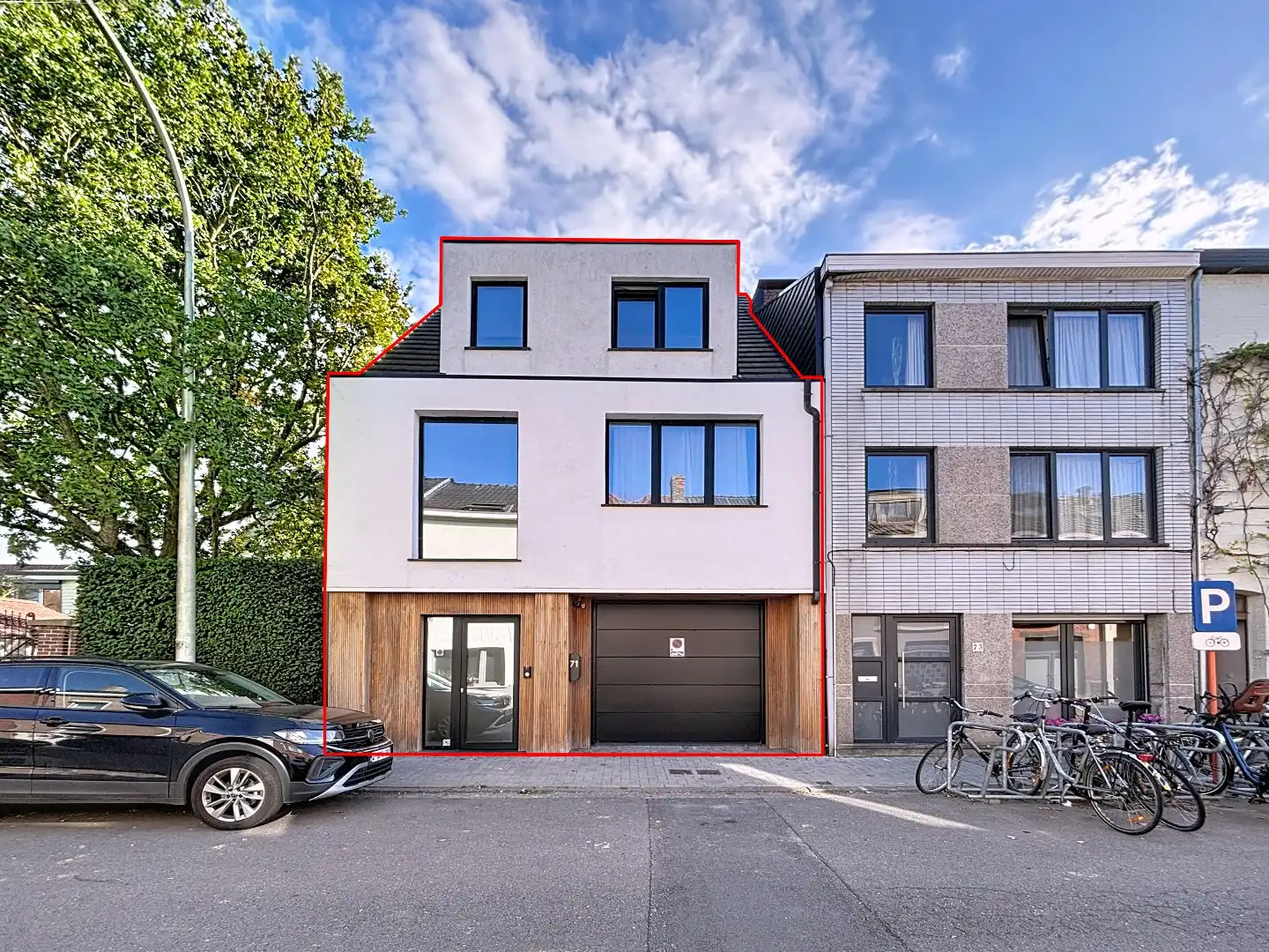 Ruime nieuwbouwwoning met vier slaapkamers in Sint-Amandsberg. foto {{pictureIndex}}