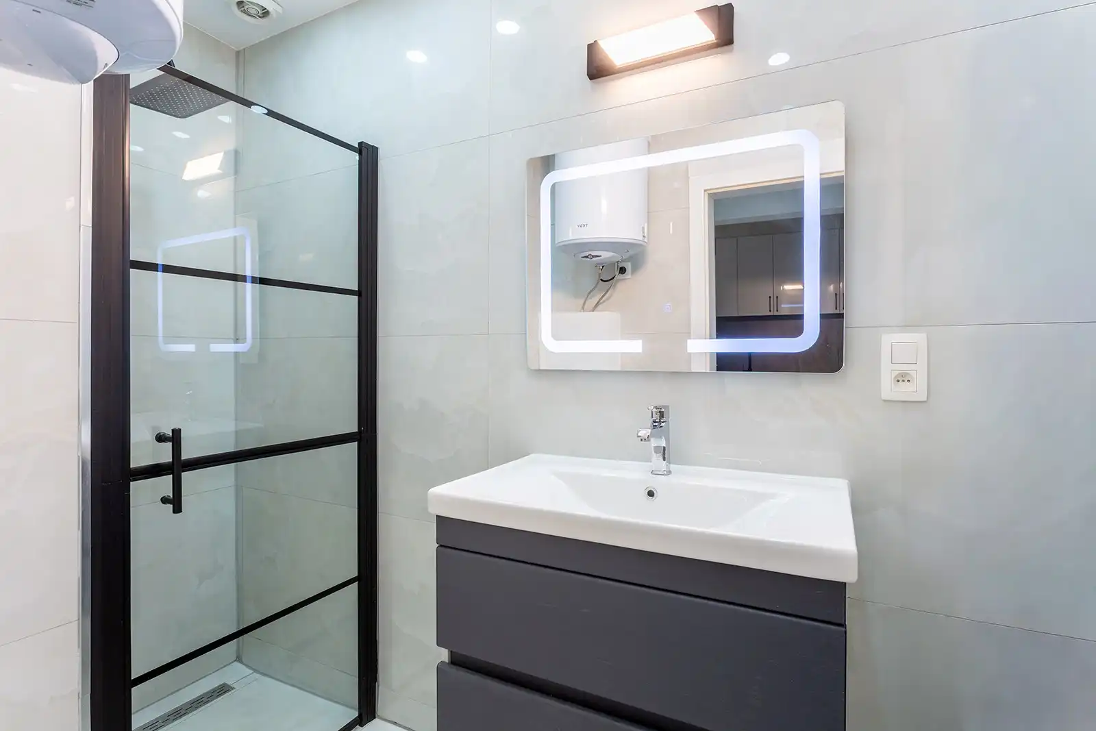 Recent gerenoveerd app. met 2 slpks en 2 terrassen foto 16