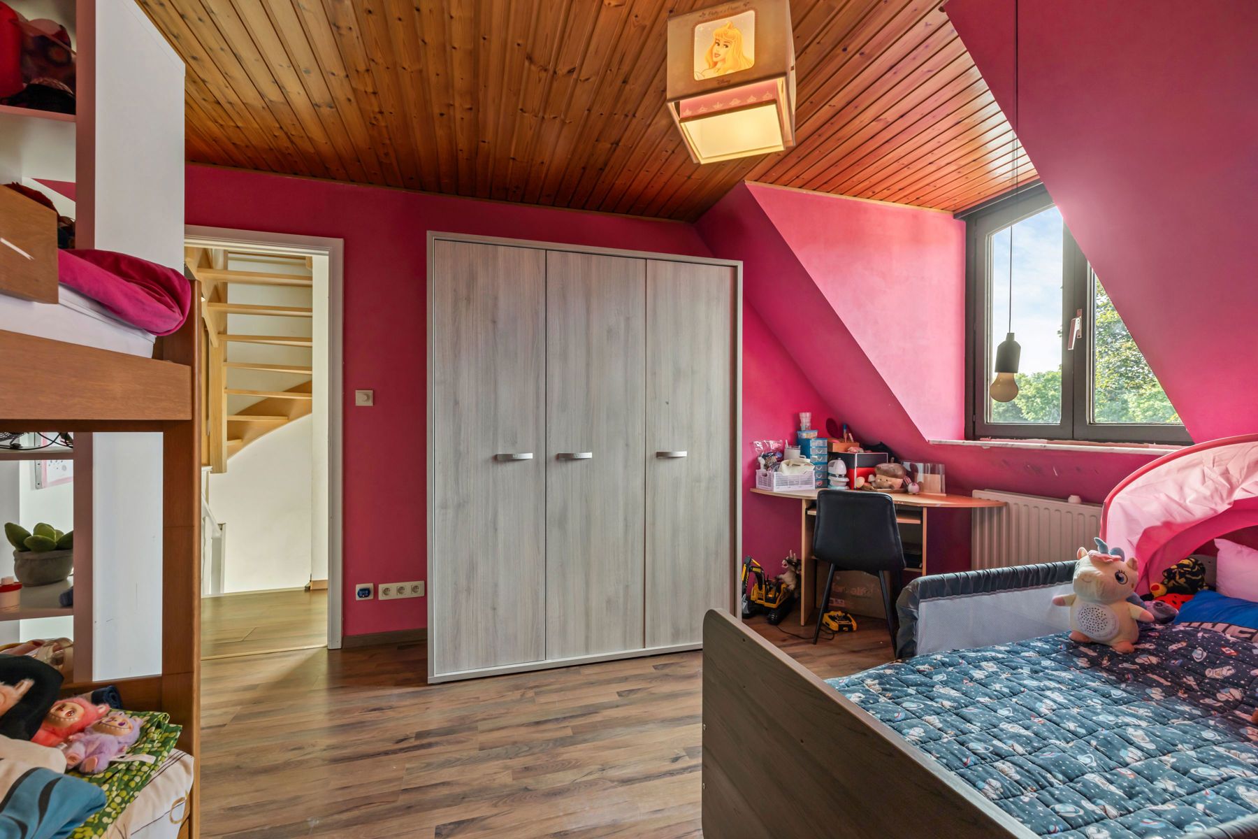 Halfopen bebouwing in residentiële wijk met 4 slaapkamers foto 11