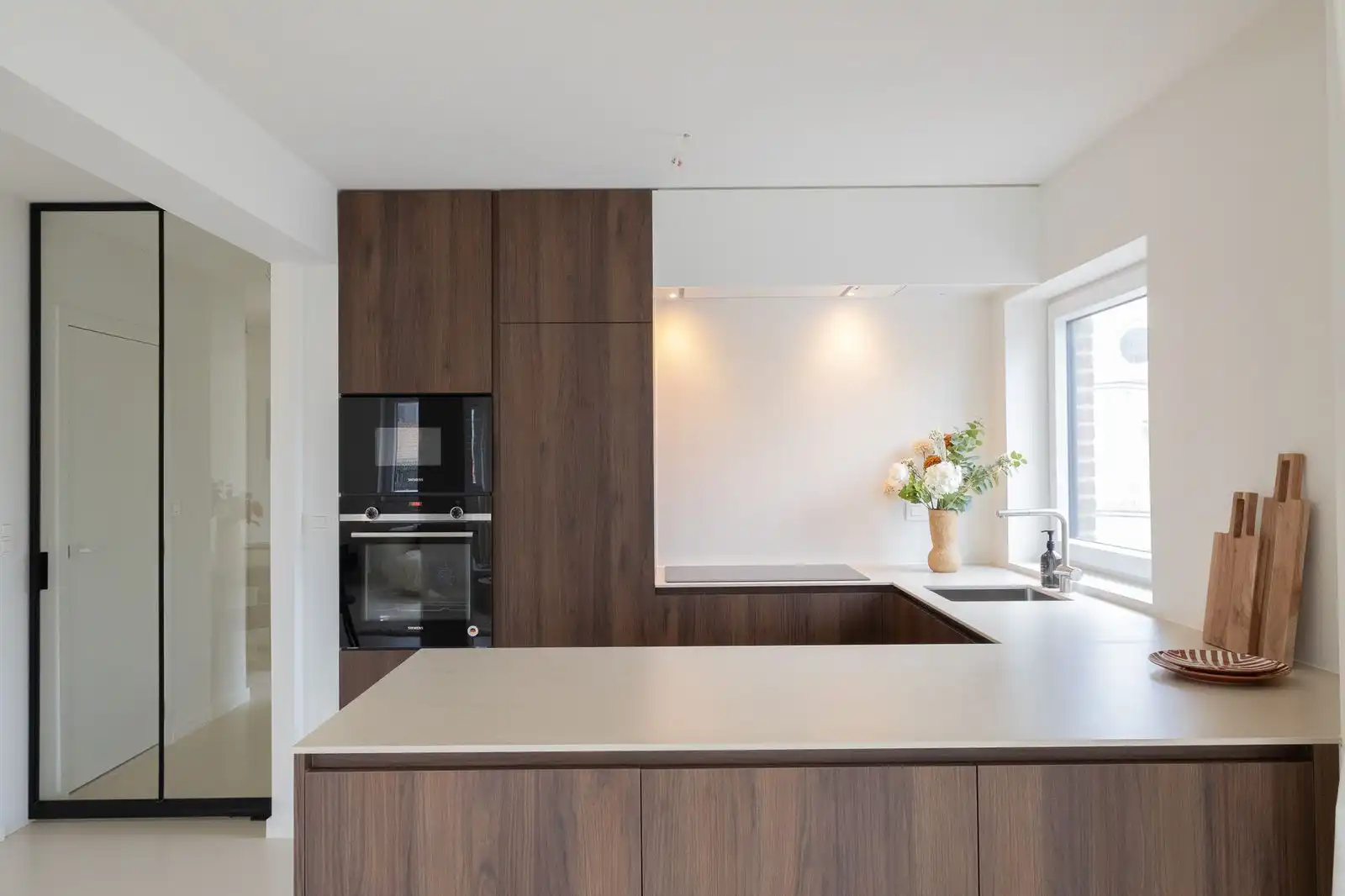 TOPAANBOD! Gerenoveerd hoekappartement met terras , 3 slaapkamers, vlakbij zee foto 6