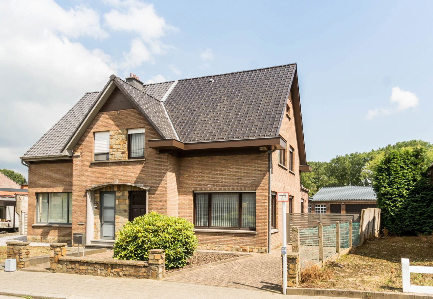 Verzorgde, instapklare woning HOB met grote tuin en garage foto 1