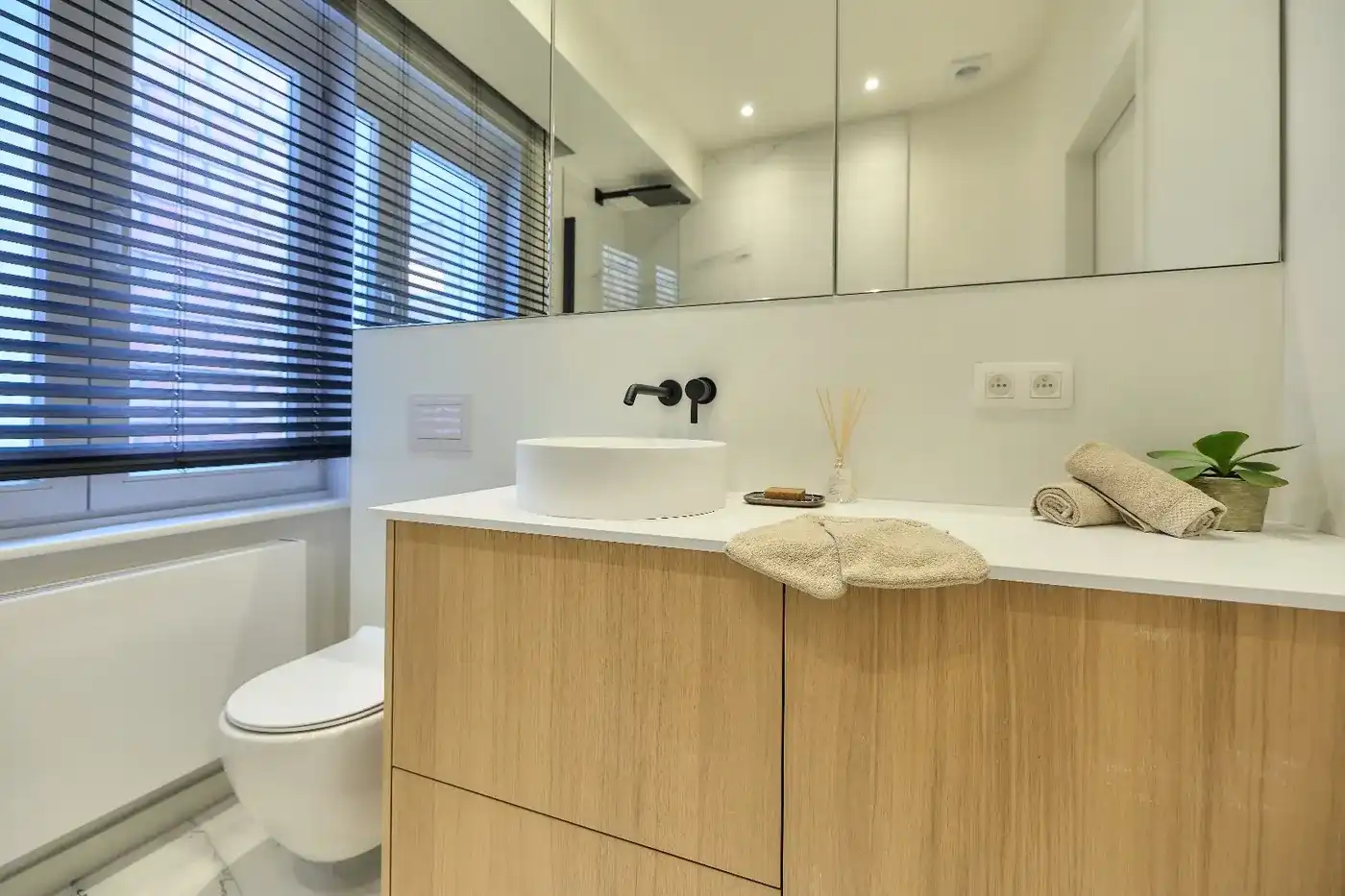 Volledig gerenoveerd 4 slk appartement met zijdelings zeezicht op een zeer centrale ligging  foto 10
