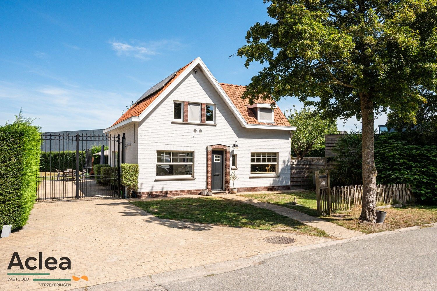 Knappe vrijstaande woning op ruim perceel foto {{pictureIndex}}