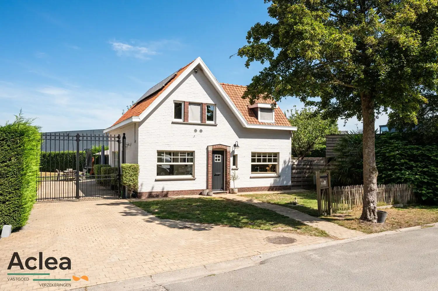 Knappe vrijstaande woning op ruim perceel foto {{pictureIndex}}