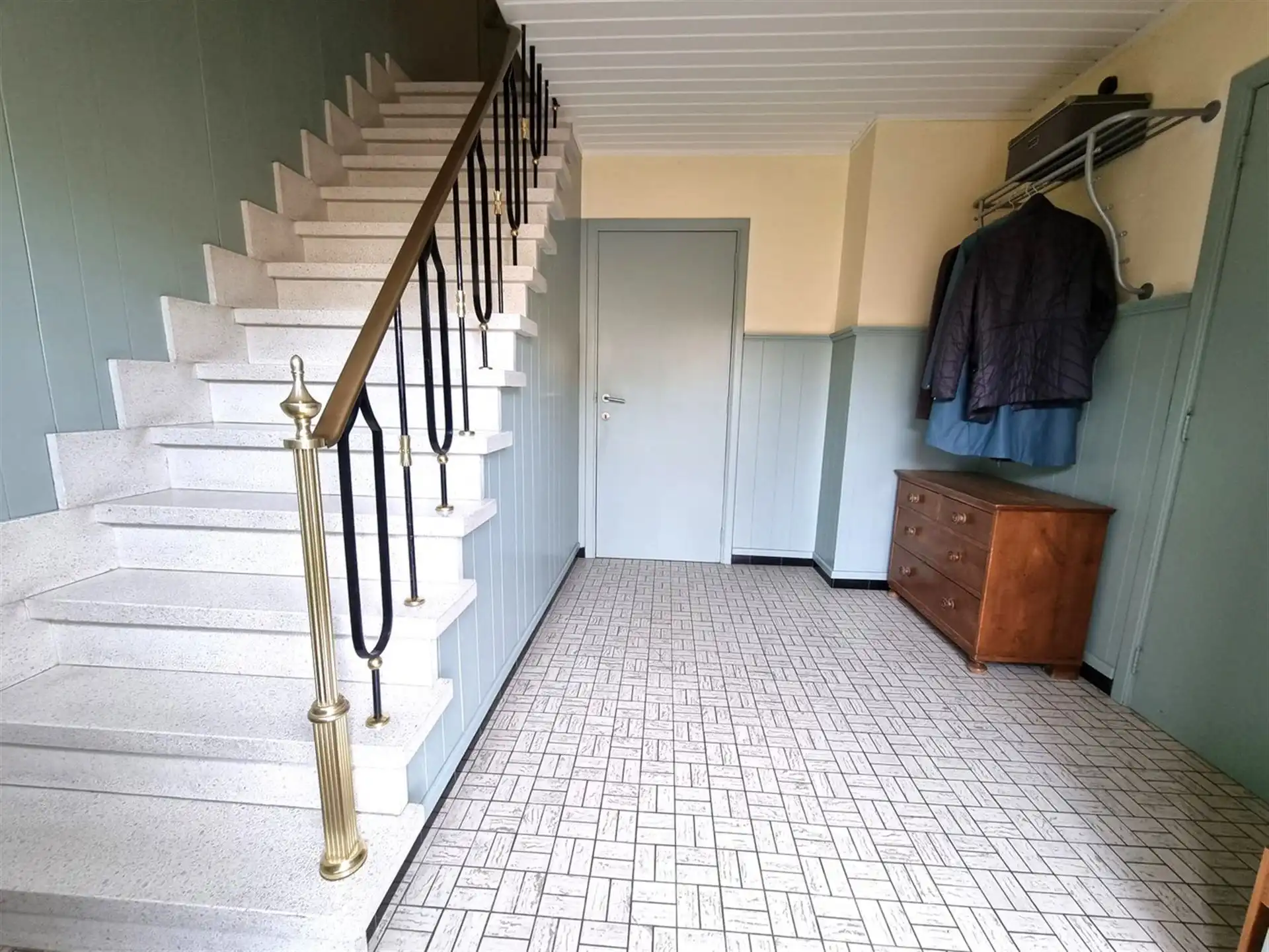 Instapklare gezinswoning, grote slaapkamers, nieuwe keuken en badkamer met zuidgerichte tuin en garage foto 14