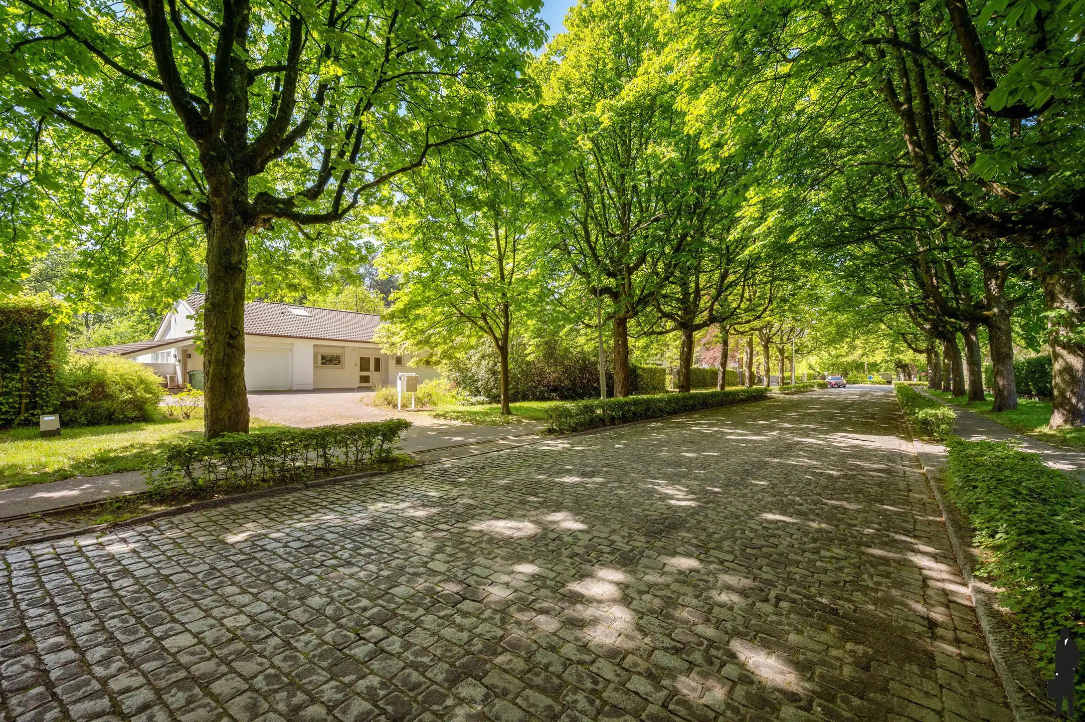 Een volledig te renoveren gelijkvloerse villa (heden kantoor) op ca. 2.438 m² foto 18