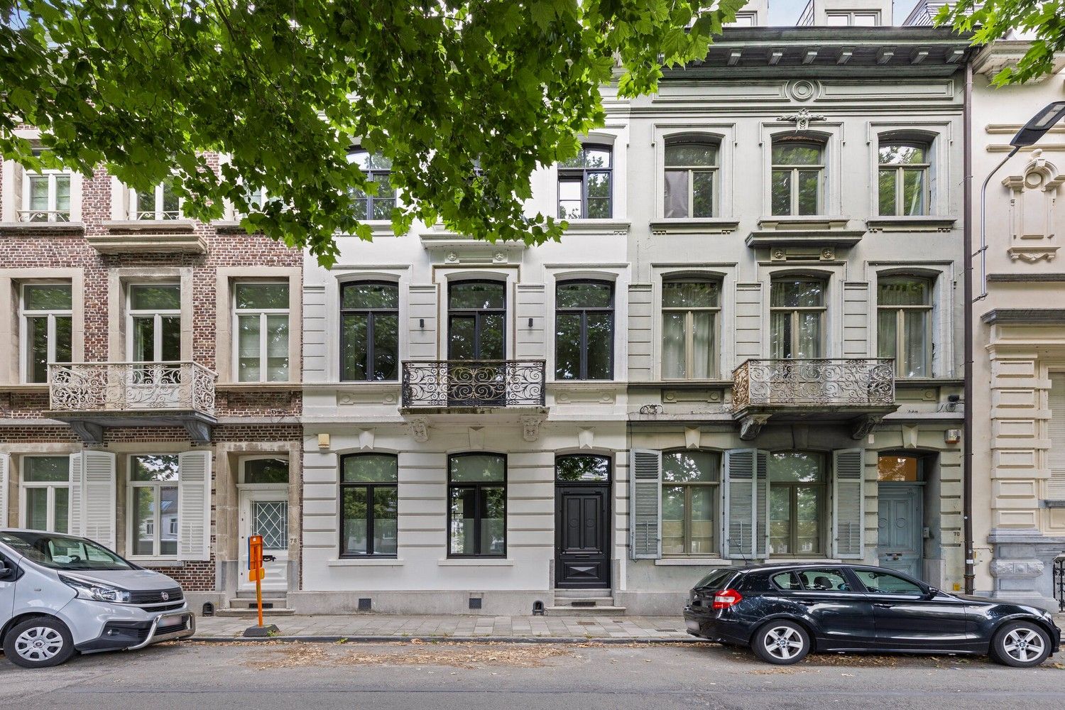 Exclusief gerenoveerd herenhuis met tuin aan de Coupure te Gent. foto {{pictureIndex}}