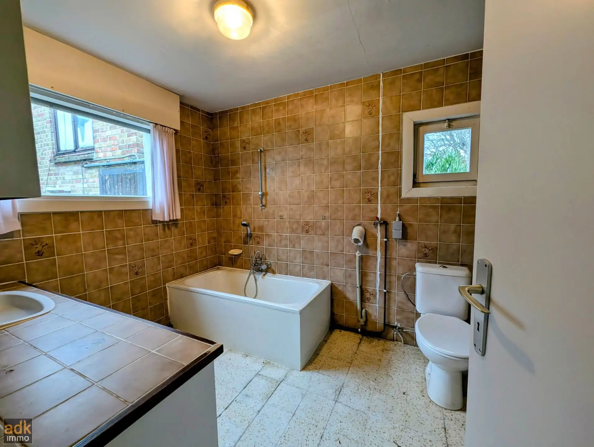 Ruime te renoveren woning met 4 slaapkamers, tuin en garage in Adinkerke te koop. foto 8