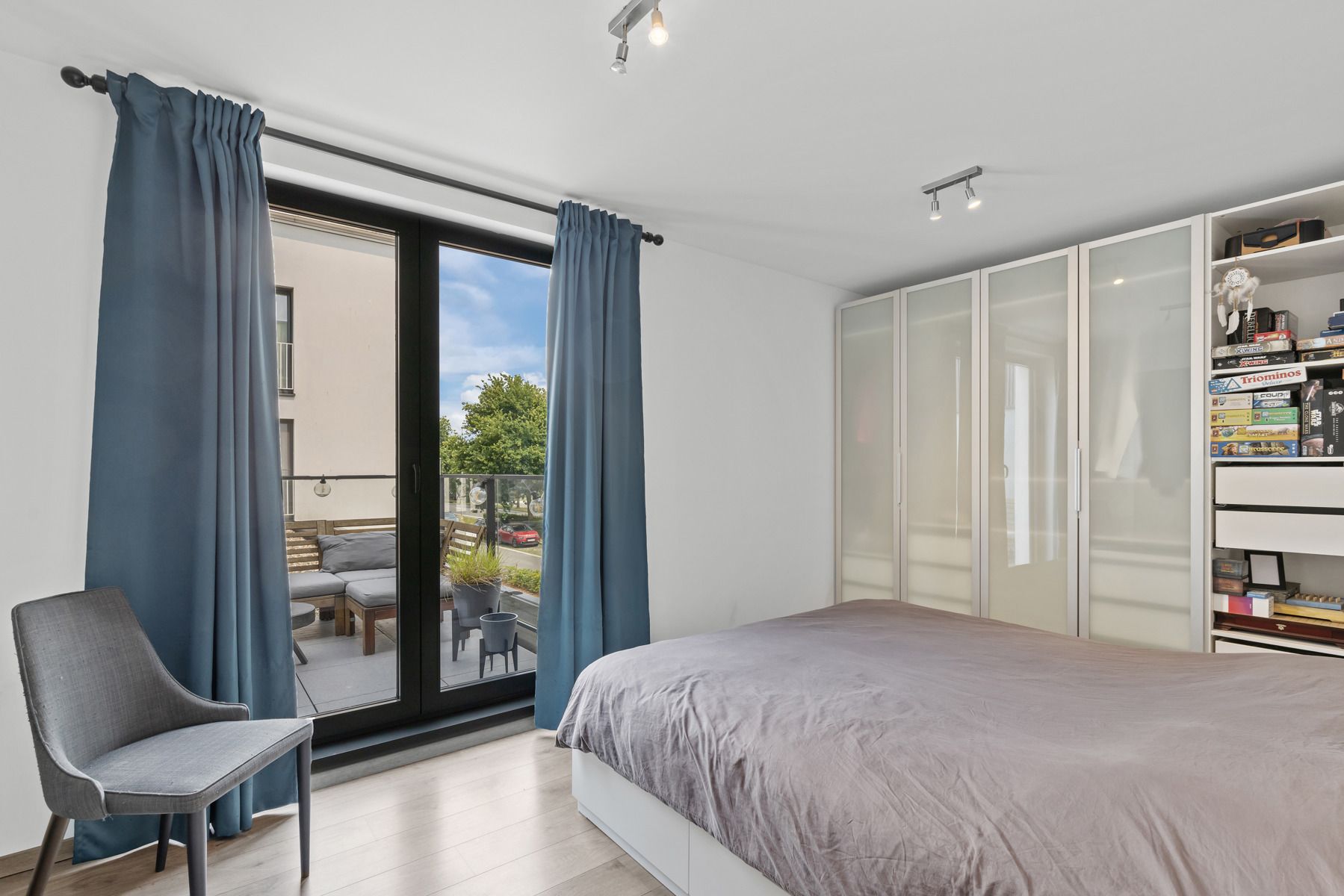Modern 1-slpk. appartement met terras en parking foto 11