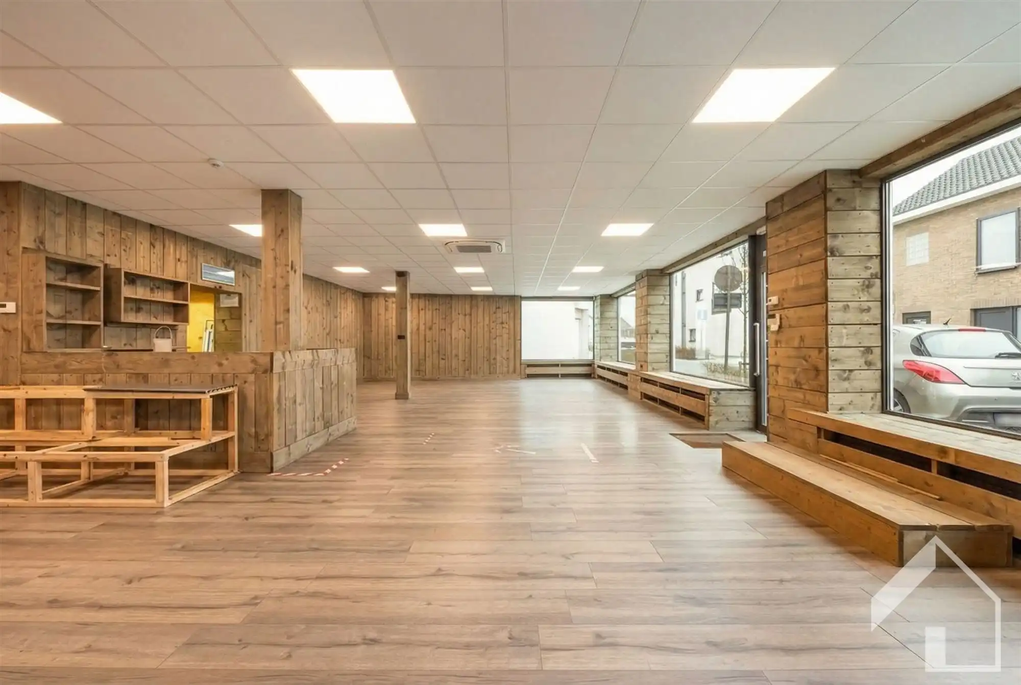 Gelijkvloers handelspand (300m2) + groot gerenoveerd appartement van 137m2 foto 3