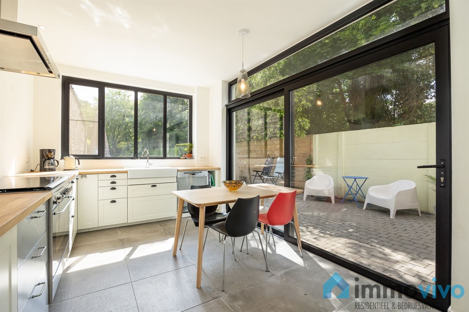 Ruime gerenoveerde woning met 4 slaapkamers op 615 m² foto {{pictureIndex}}