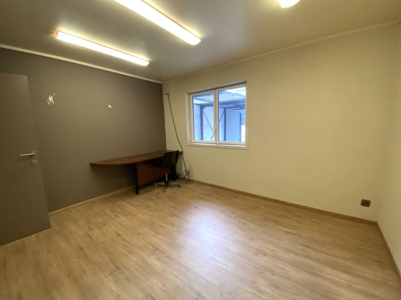 Instapklaar magazijn met kantoor en 5 autostaanplaatsen Winkelom. foto 10