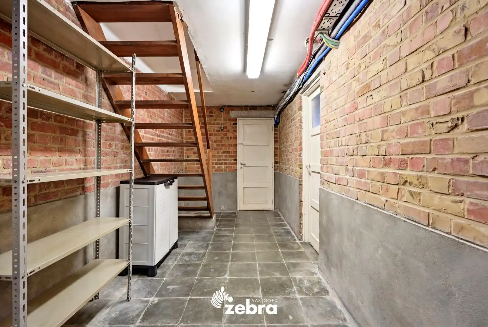 Kwalitatief gerenoveerde herenwoning met garage te Sint-Elisabeth Kortrijk! foto 27
