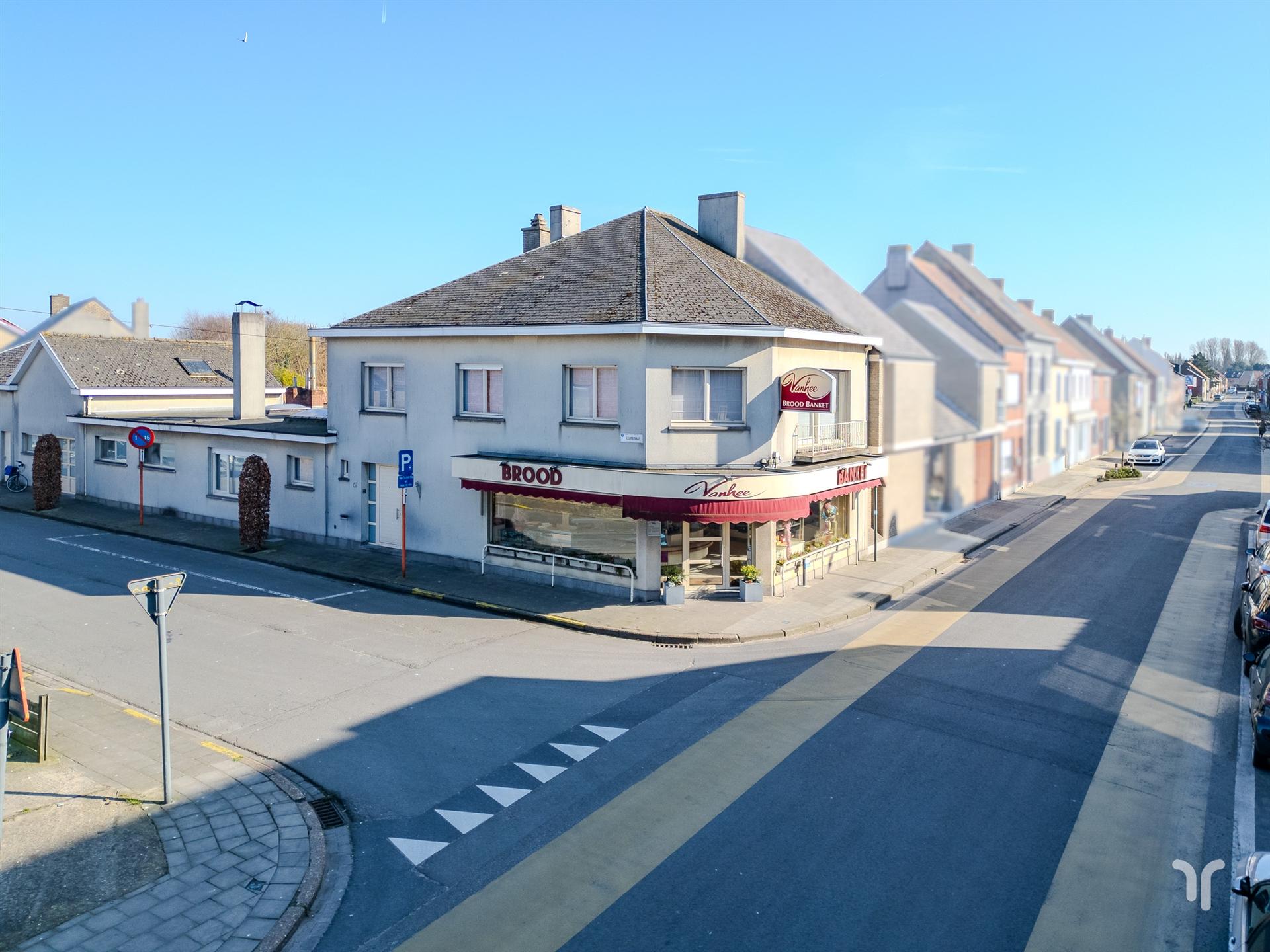 Goed gelegen hoekwoning/opbrengsteigendom met atelier en 2 garages. foto {{pictureIndex}}