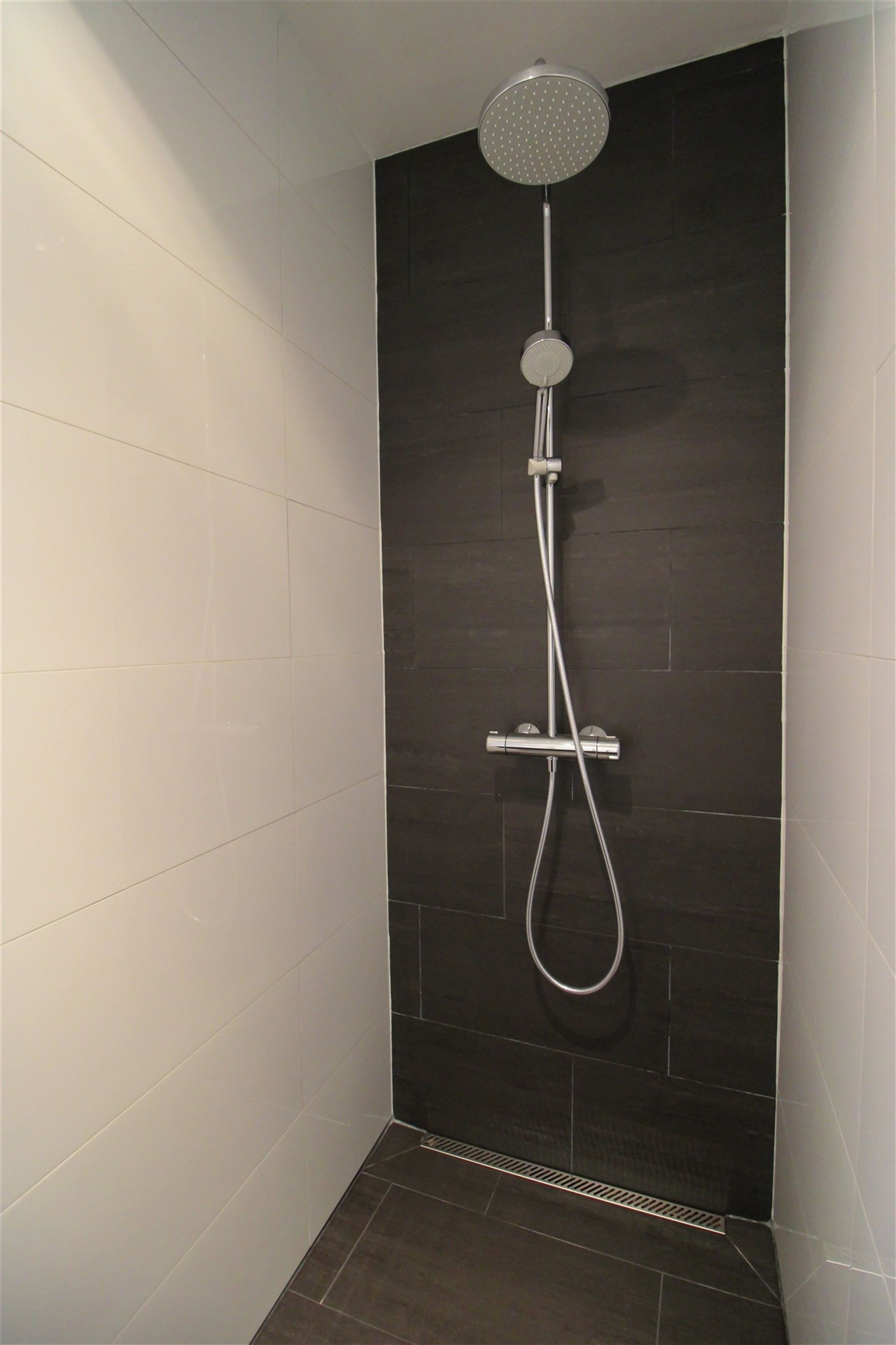 Instapklaar duplexappartement met terras, twee slaapkamers, twee parkeerplaatsen en ruime kelderberging te Maasmechelen! foto 13