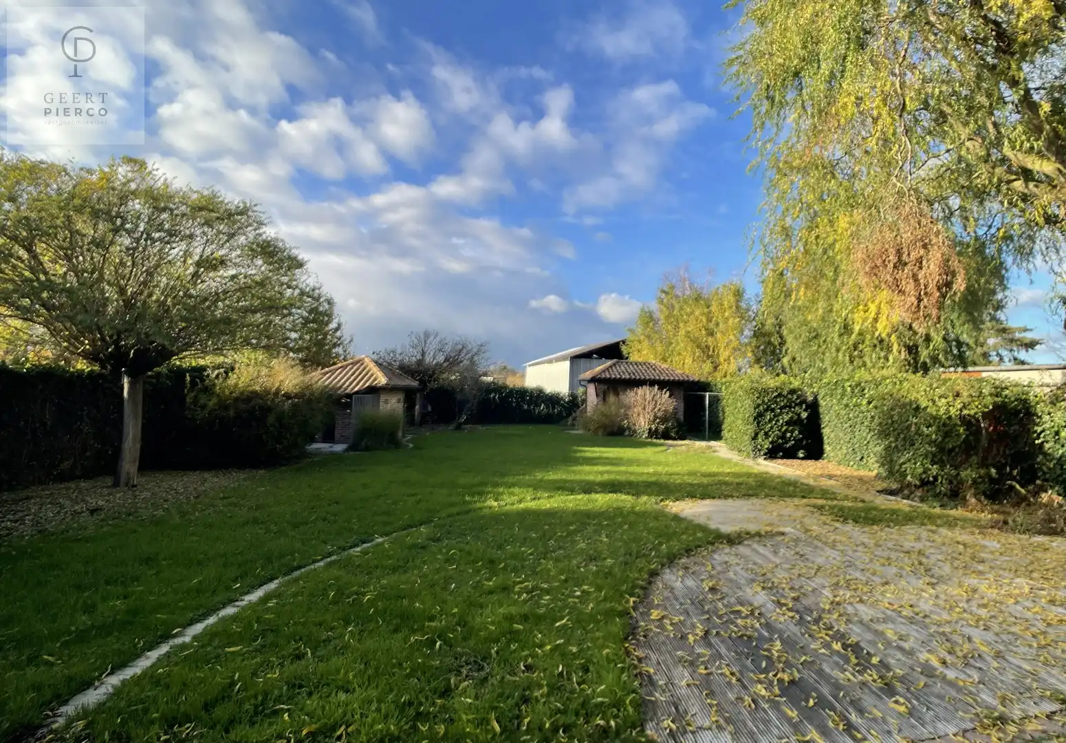 Ruime bungalow met drie slaapkamers en inpandige garage op een perceel van 10a37ca. foto 30