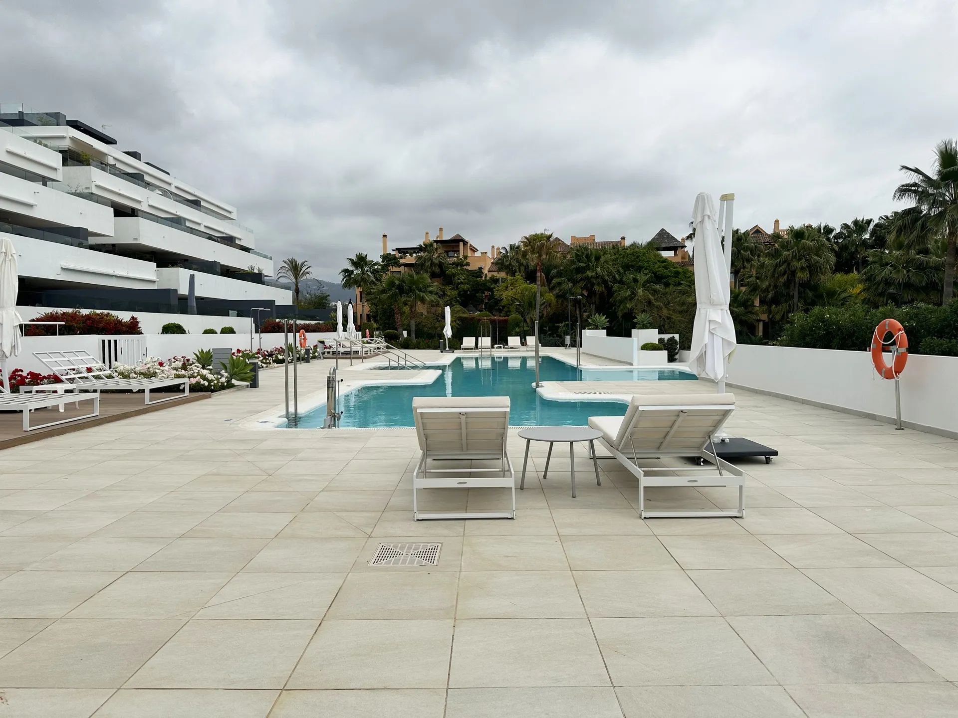 Exclusief wonen in elegantie: luxe appartement in Estepona met ruim terras en jacuzzi foto 25