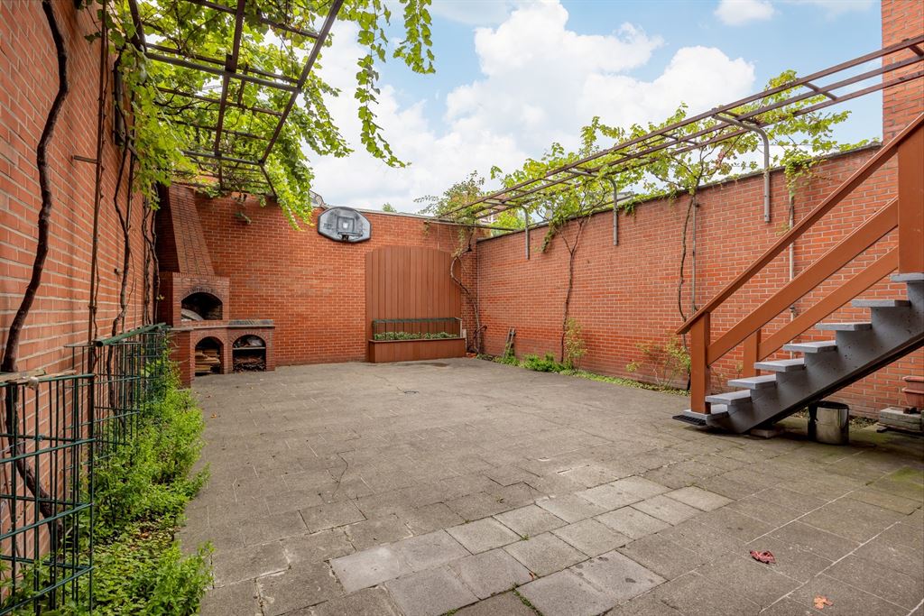 277m² aan woonoppervlakte + tuin, terras en garage foto 8