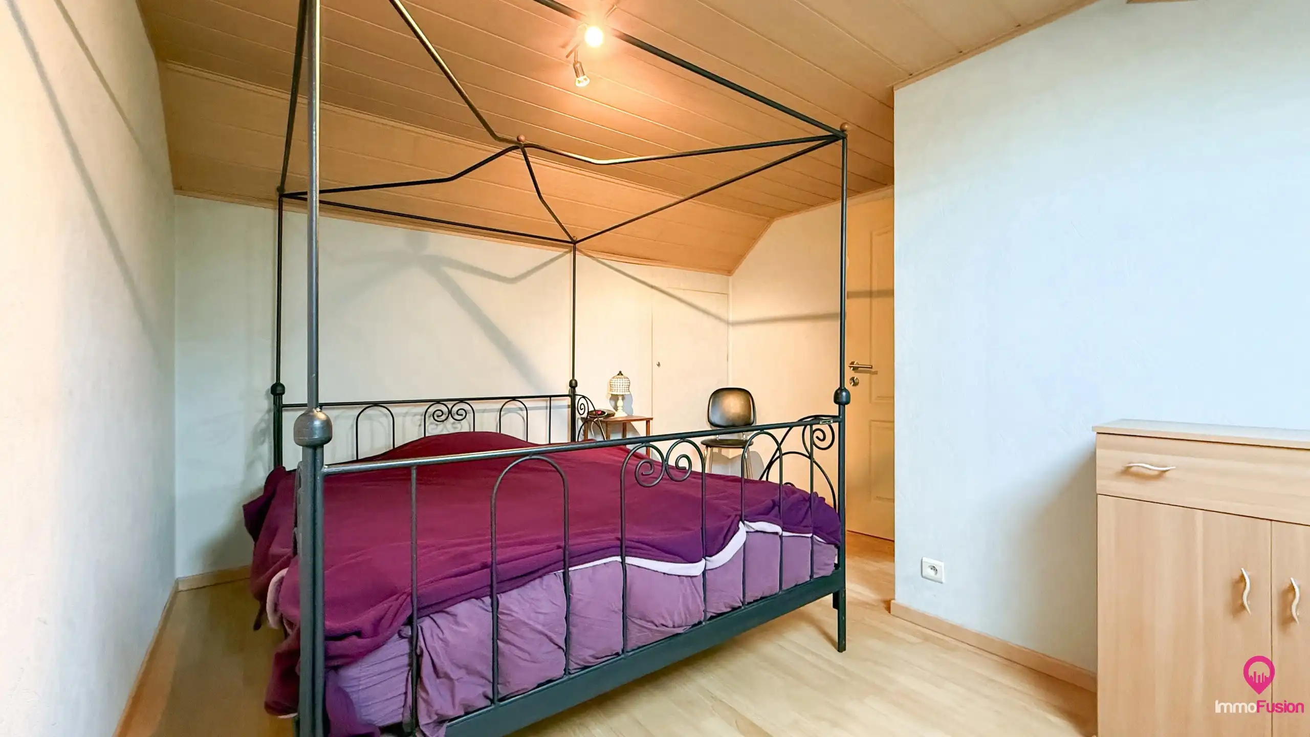 Deels gerenoveerde woning met groot perceel van ca 13are! foto 24