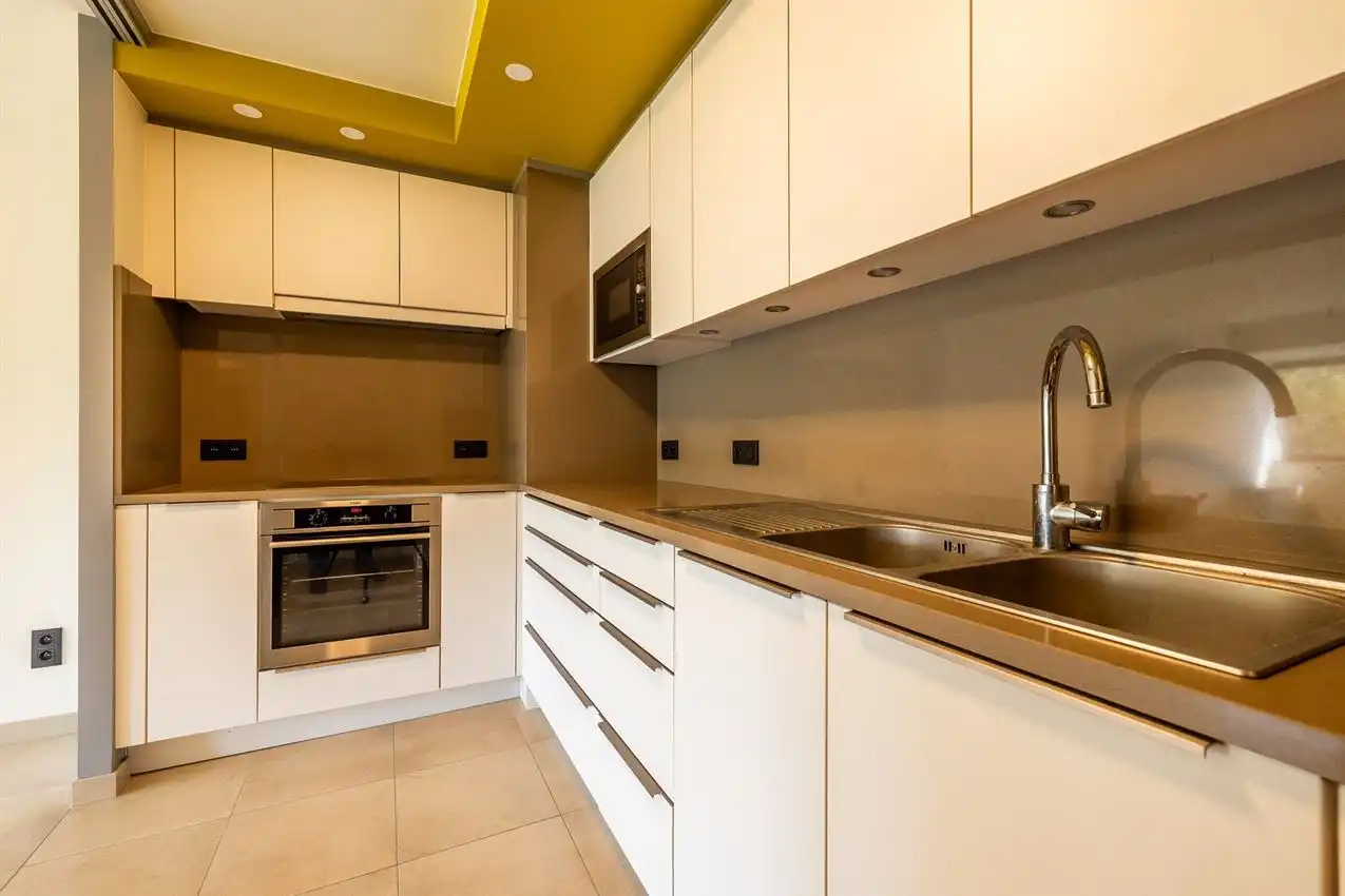Vernieuwd app, twee slaapkamers, terras en garage foto 6