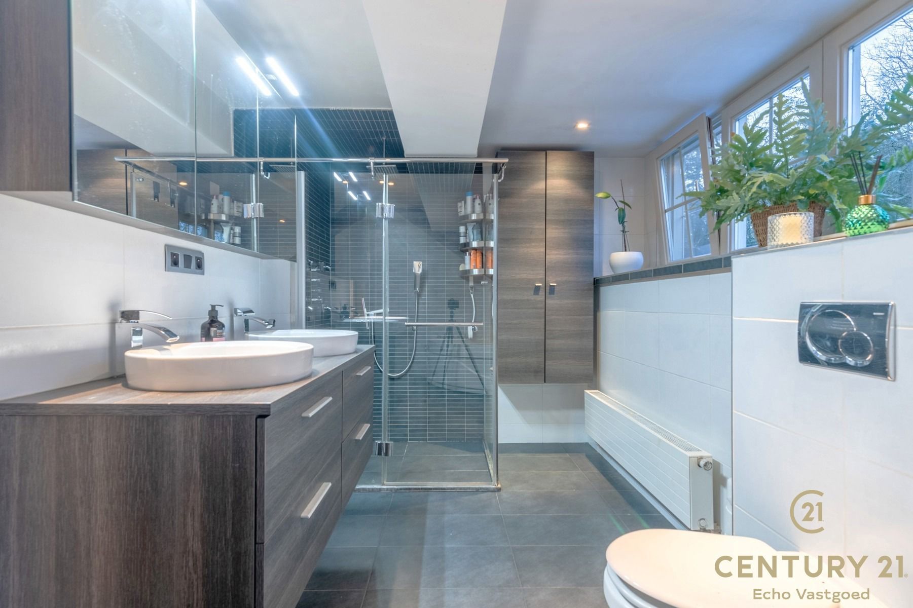 Villa met 5 slaapkamers, 3 badkamers en uniek groen uitzicht foto 24