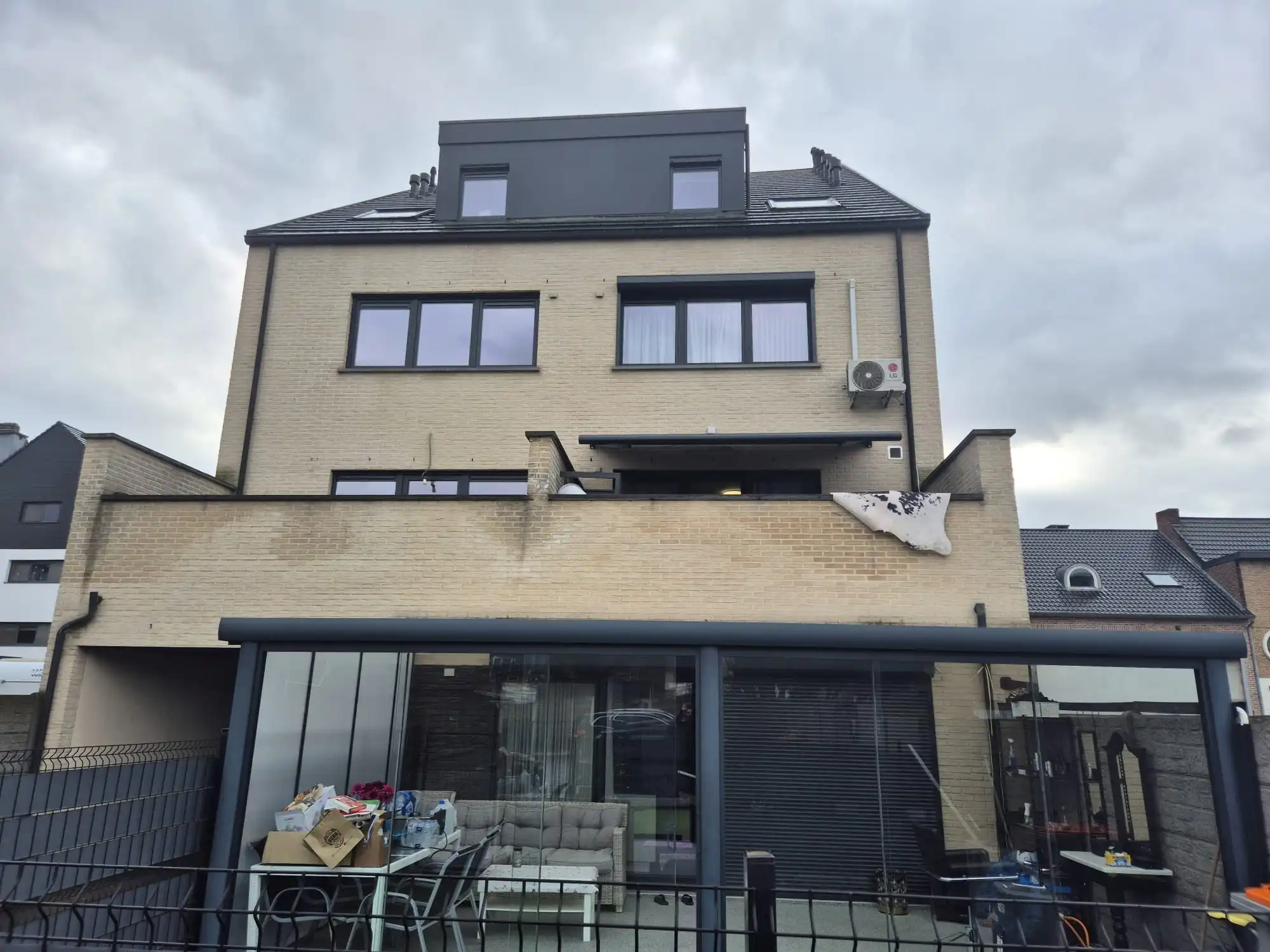 Modern één slaapkamerappartement met staanplaats te Maasmechelen foto 11