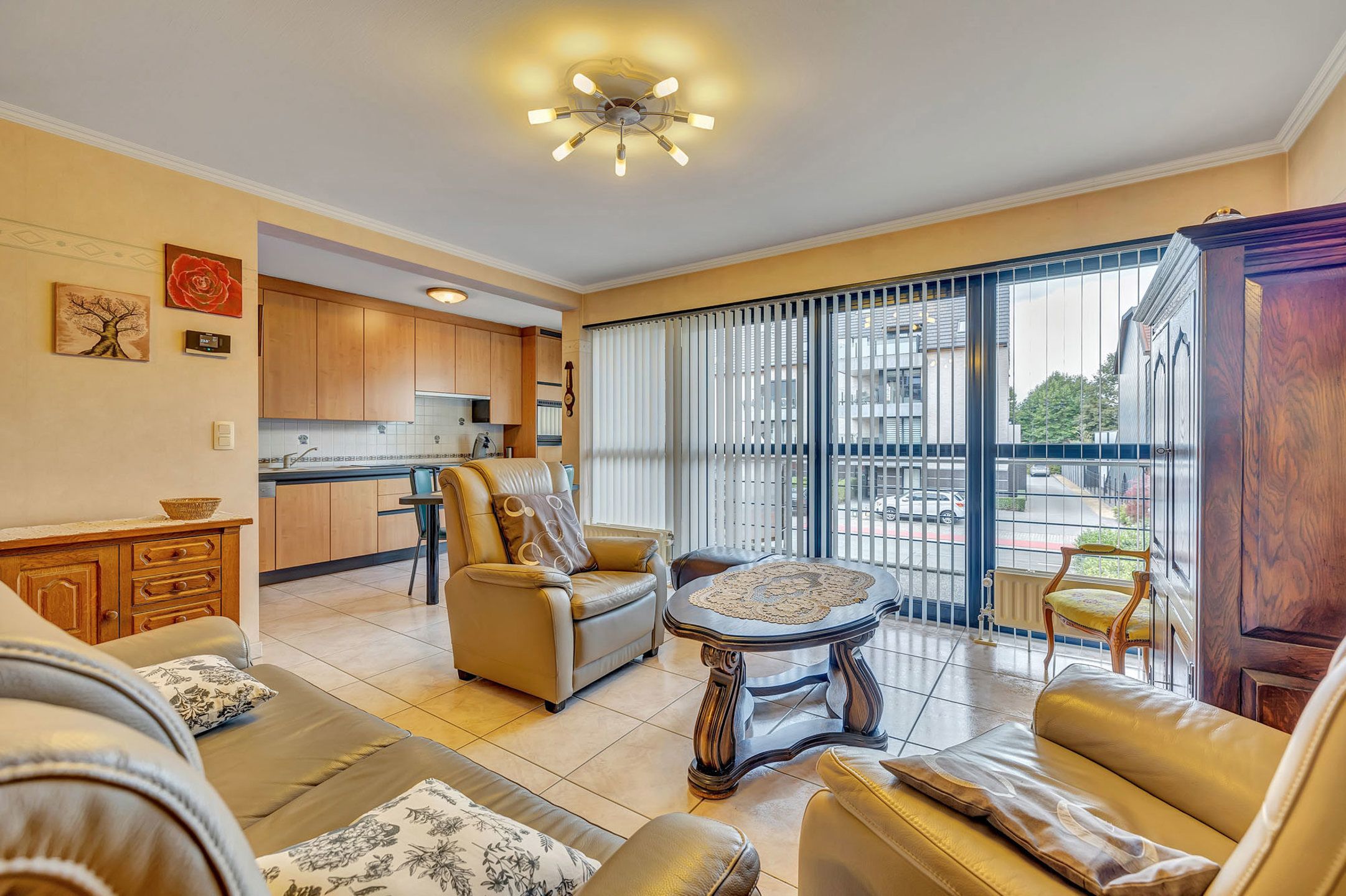 Ruim appartement met 3 staanplaatsen foto 6