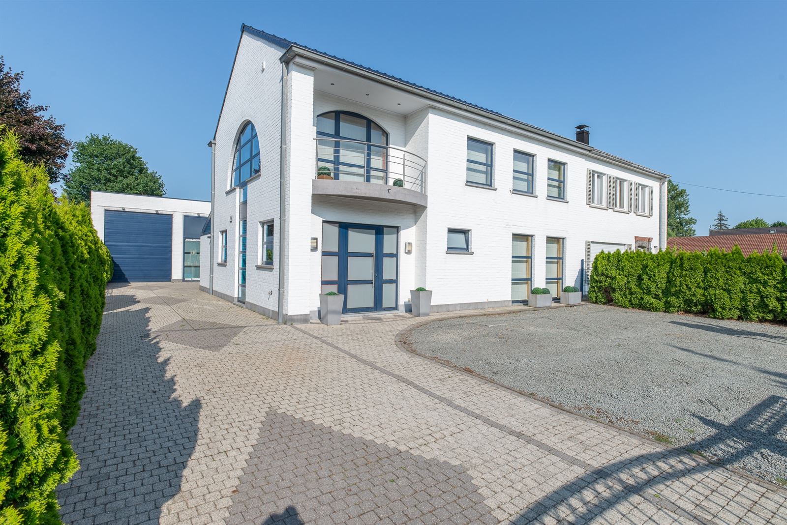 Instapklare gezinswoning met dubbele garage foto {{pictureIndex}}
