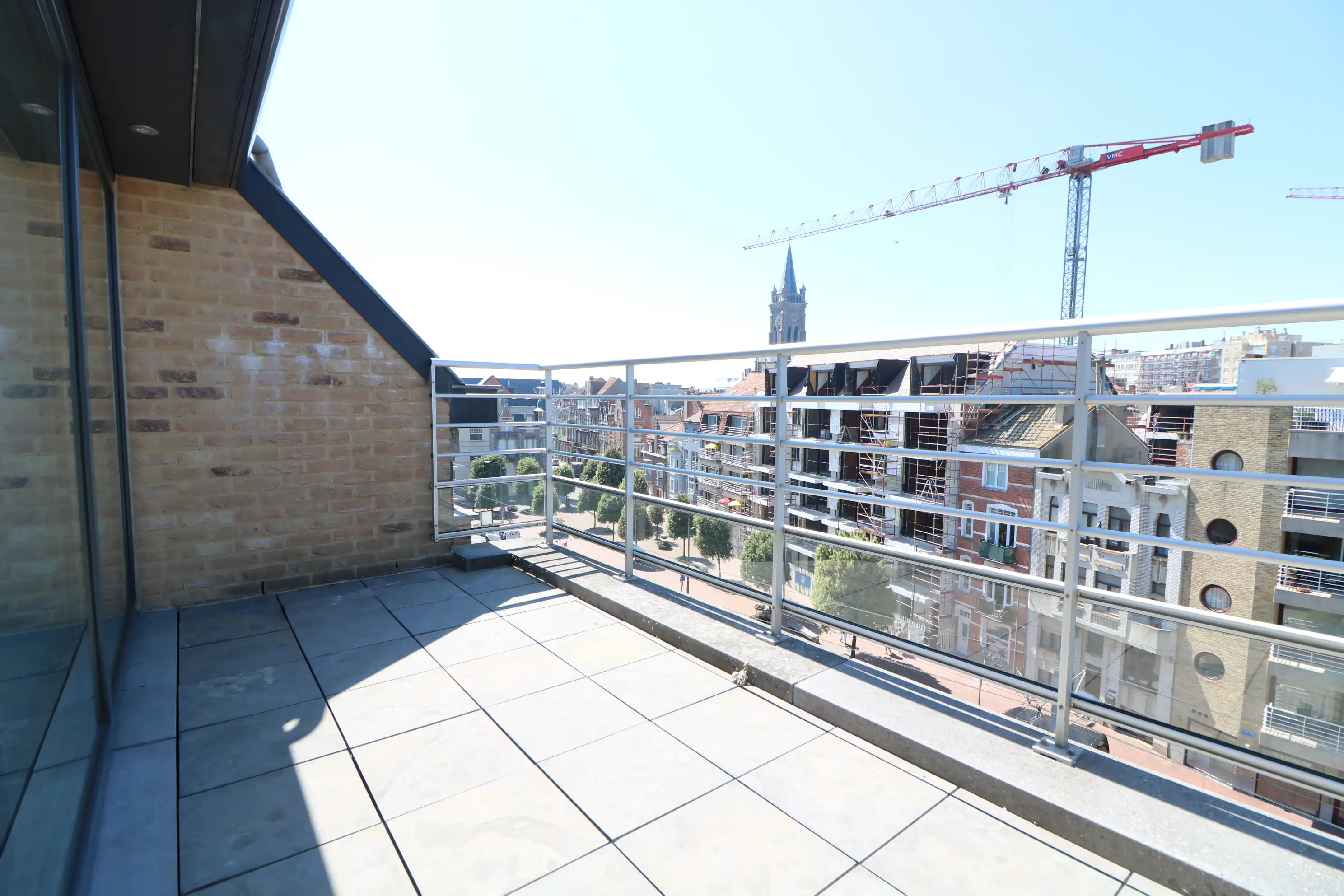 Instapklaar 2-slaapkamerappartement (112 m²) met 2 grote terrassen (11 m²), vlakbij station, winkelstraten en Zeedijk. foto 12