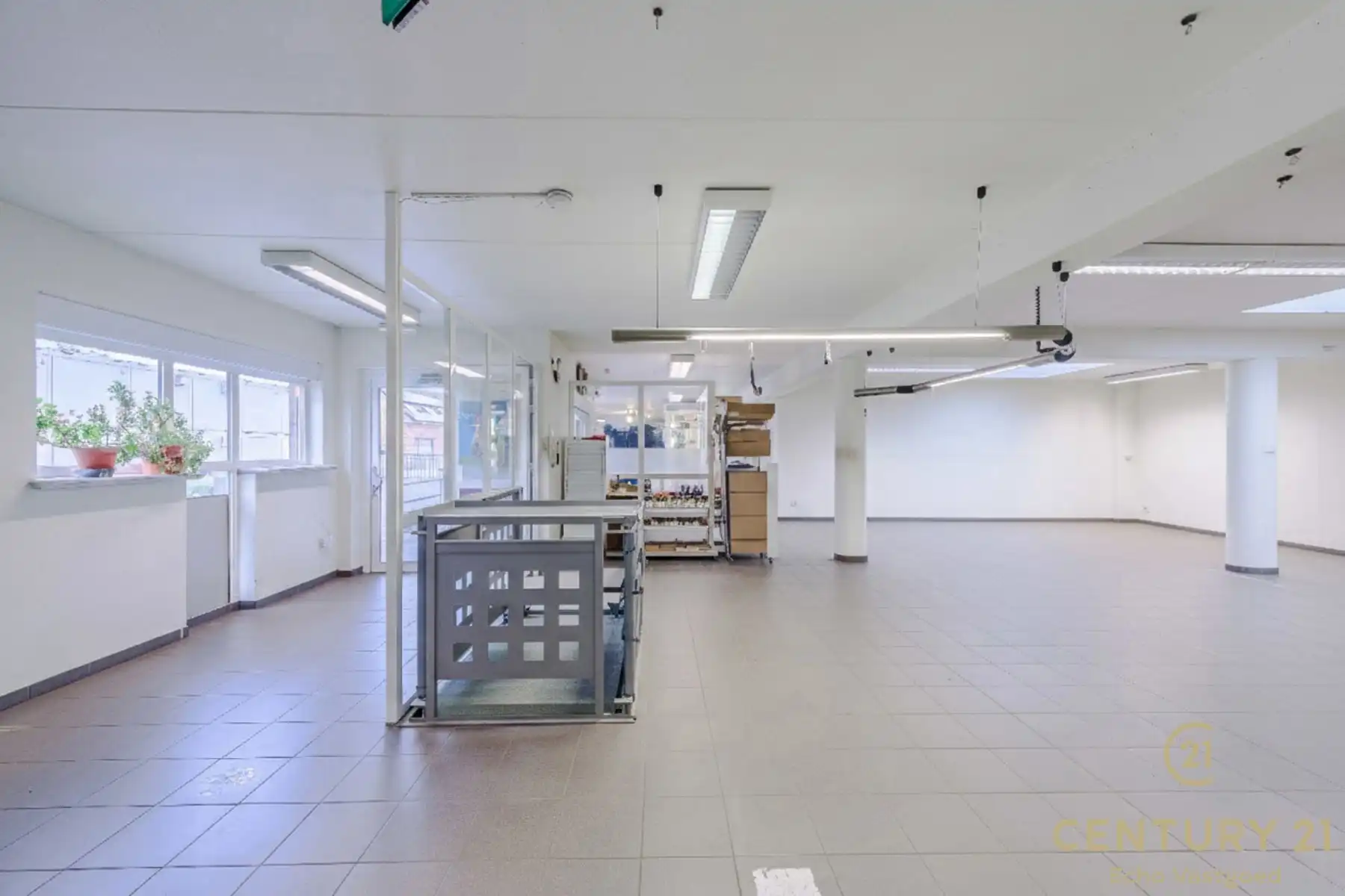 Topgelegen handelspand met magazijn en privatieve parking foto 5