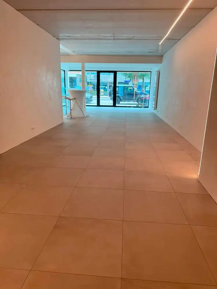 Instapklare nieuwbouw handelsruimte op A-locatie in Oostduinkerke foto 4