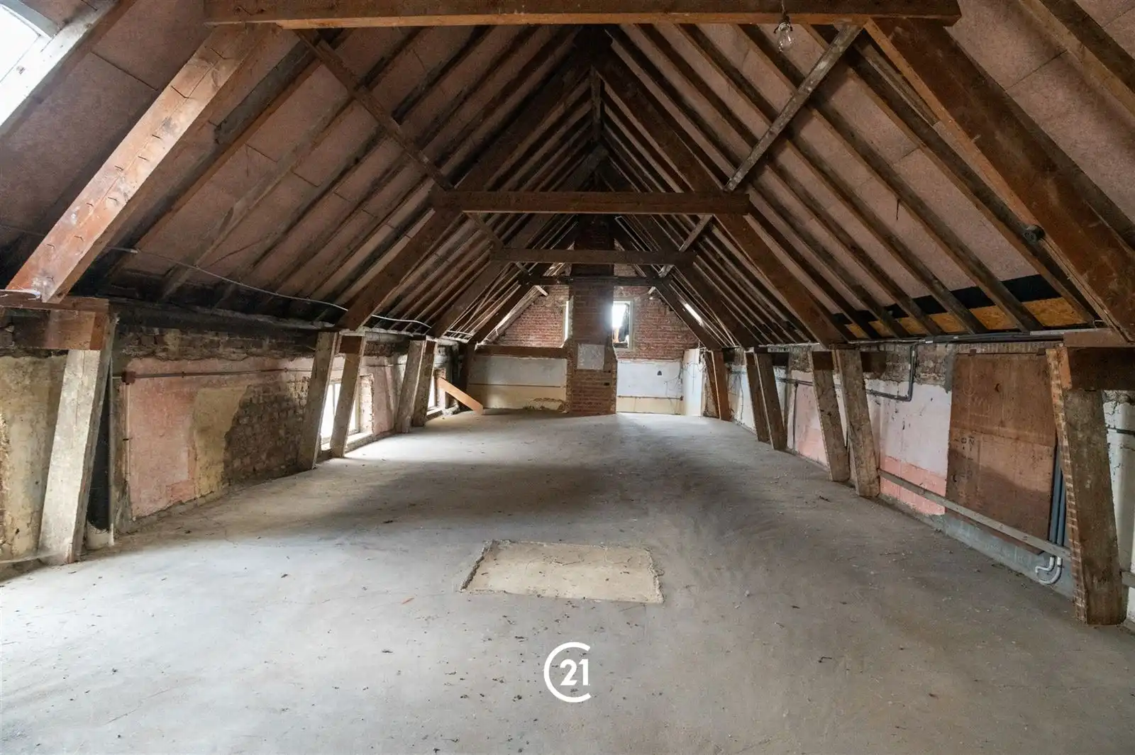 Uitzonderlijk renovatieproject met authentieke kapel! foto 9