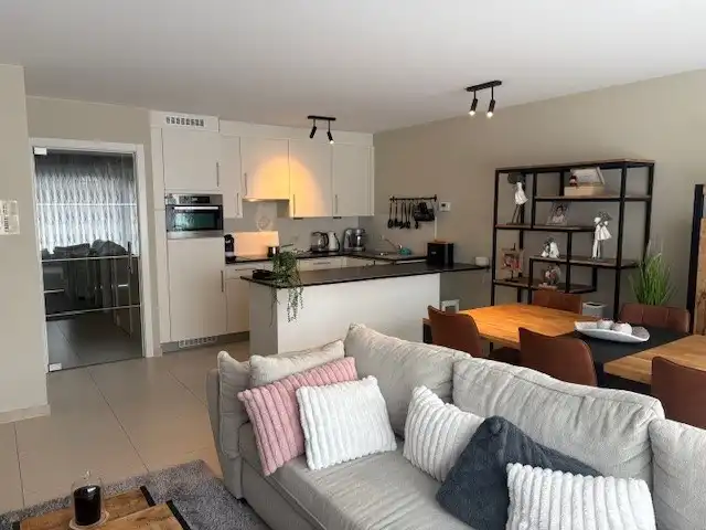 Ongemeubeld tweeslaapkamer-appartement in moderne residentie in Mariakerke foto 13