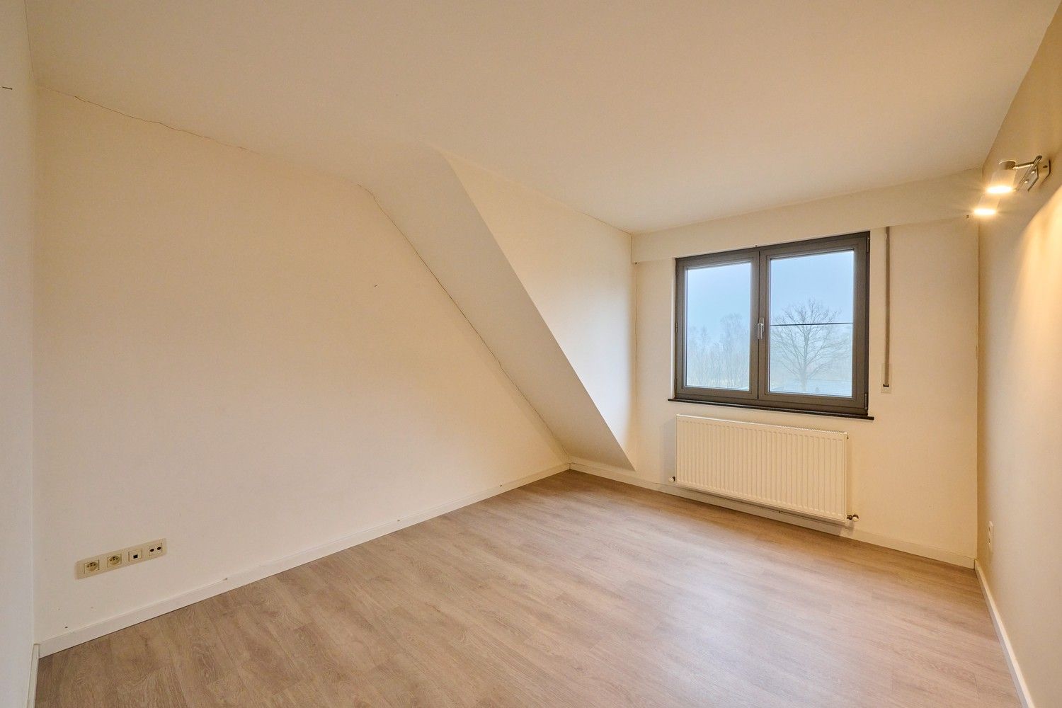 Gunstig gelegen heel ruim, fraai afgewerkte, handelsruimte met afzonderlijk toegankelijke woonstgelegenheid (triplex appartement) foto 25