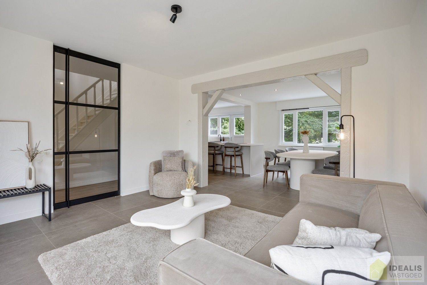 PRACHTIG GELEGEN EN INSTAPKLARE VILLA IN NIEUWBOUWSTAAT! foto 8