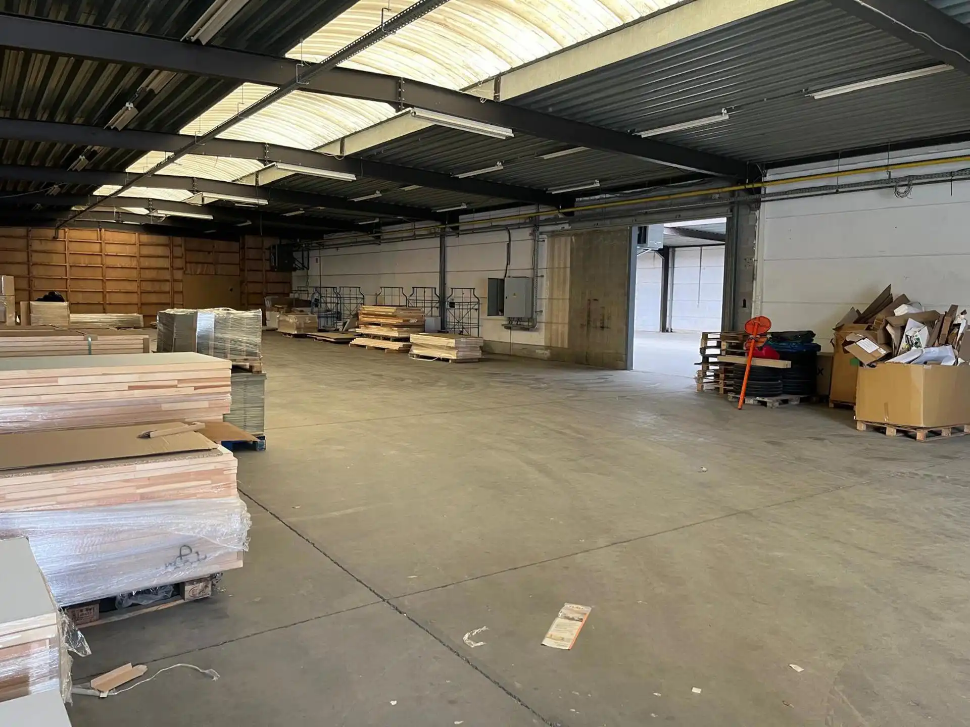 Magazijn 1020m² met kantoor te huur  foto 3