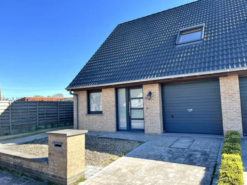 Woning met slaapkamer en badkamer gelijkvloers foto {{pictureIndex}}