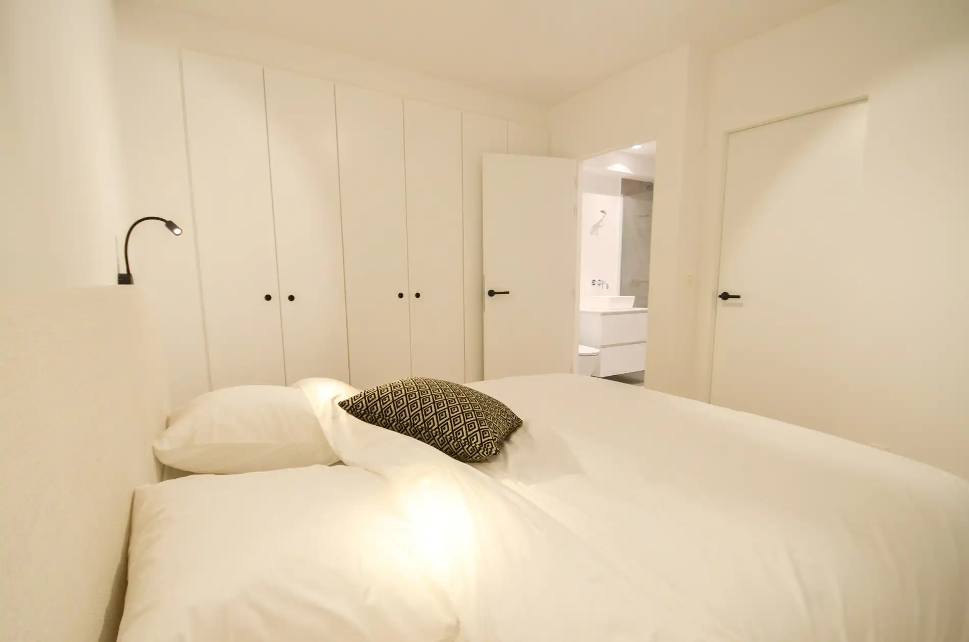 Tijdloos, recent volledig gerenoveerd appartement met zijdelings zeezicht gelegen in het Zoute.  foto 16