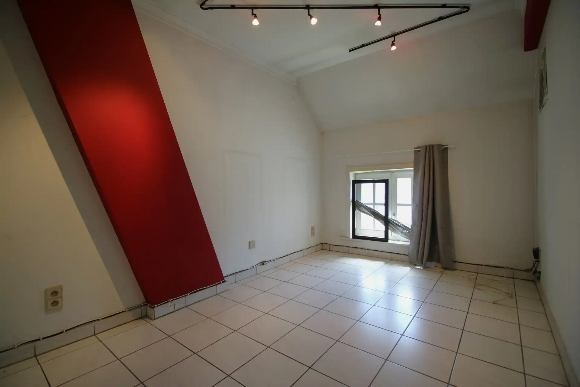 Ruim te renoveren handelspand met woning foto 24