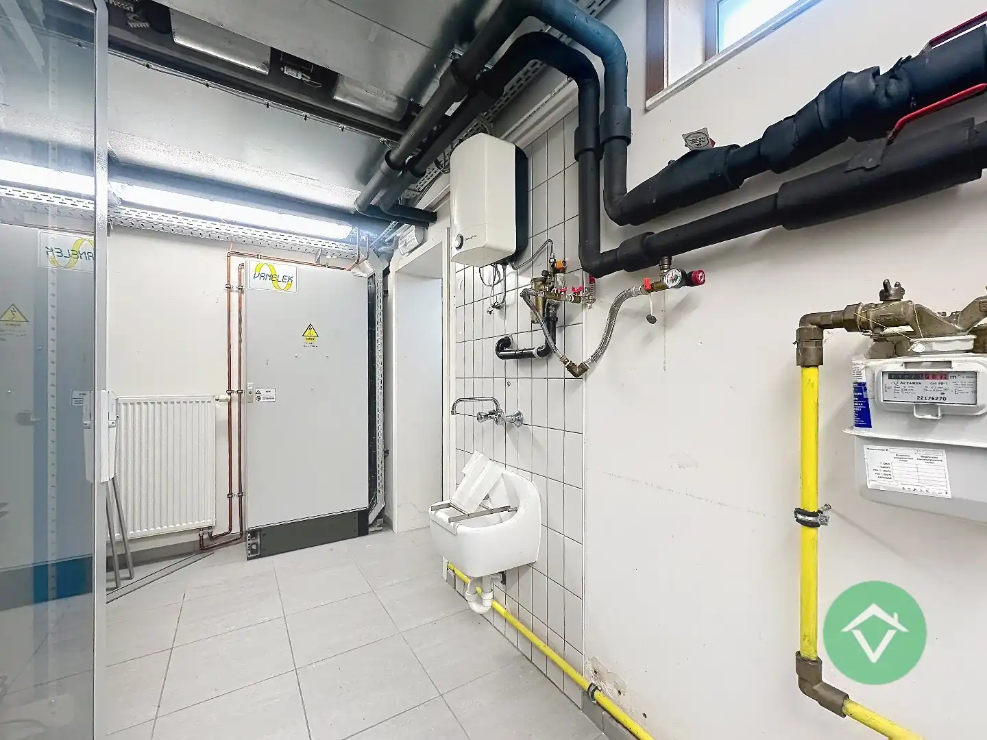 Commerciële toplocatie in Vleteren met burelen, vergaderruimtes en parking foto 22