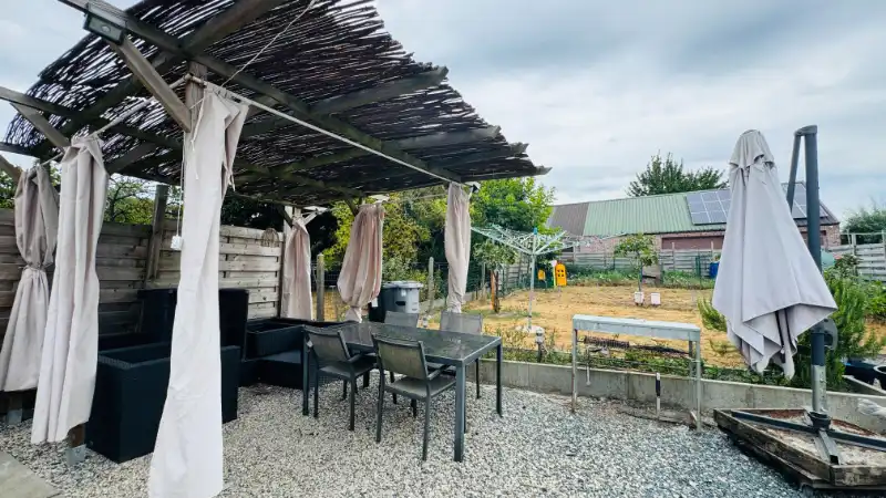 Grote, te renoveren half open bebouwing met 4 slaapkamers, tuin en garage foto 16