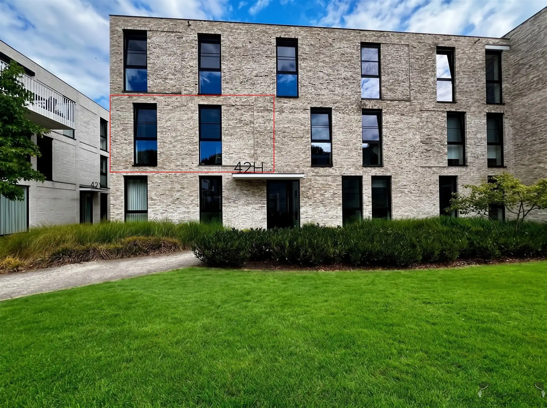 Energiezuinig appt op de 1ste v met 2 slpkmrs, ruim terras + parkeerplaats foto {{pictureIndex}}
