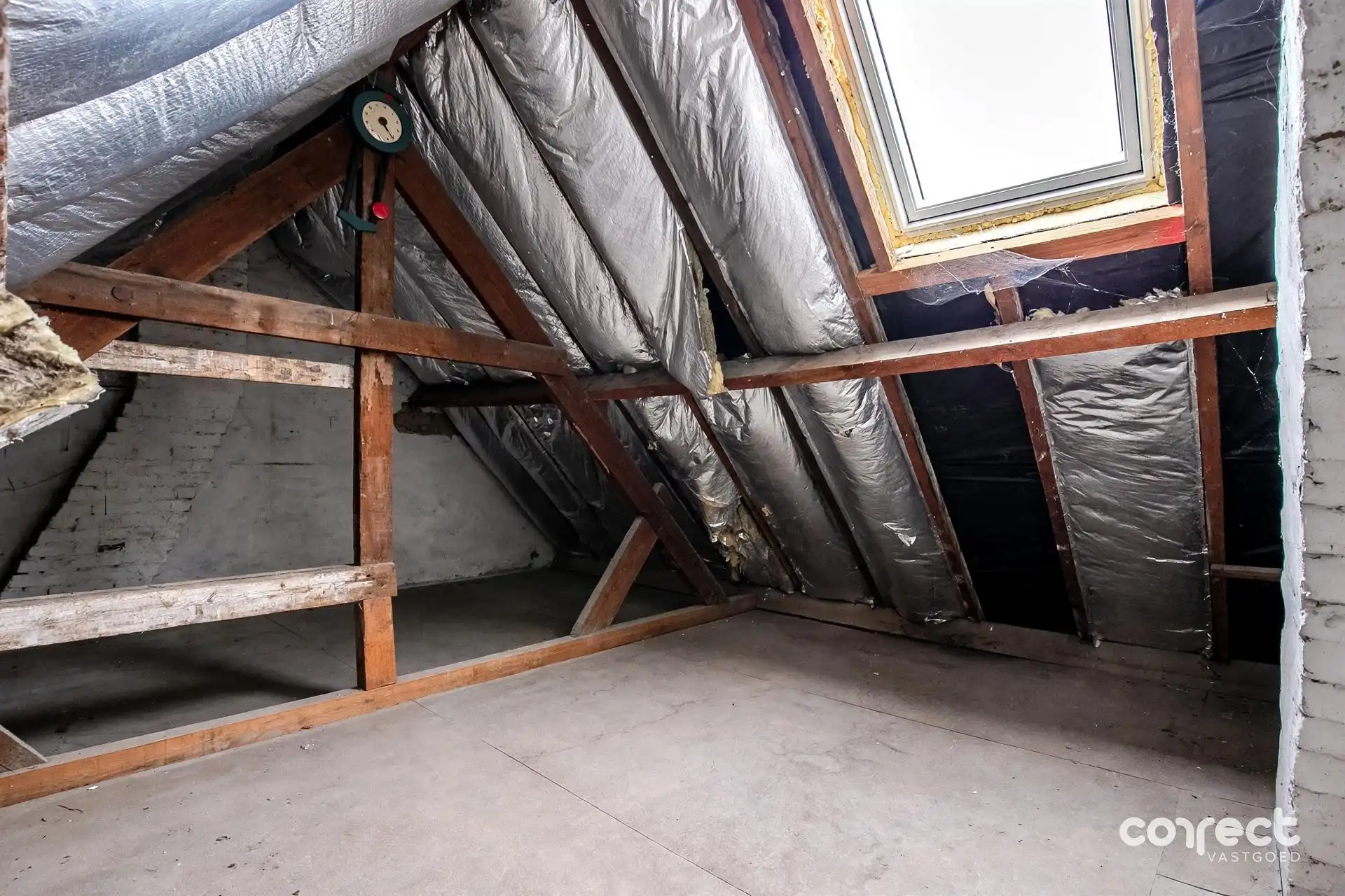 Gerenoveerde ( 2026 ) halfopen bebouwing met ruime tuin, garage en 3 slaapkamers. foto 9