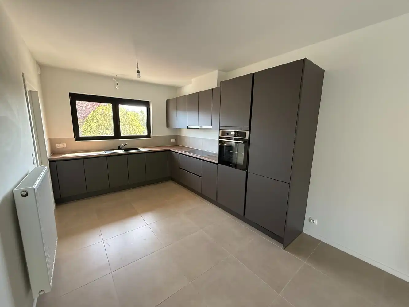 Ruim duplex nieuwbouwappartement met 2 slaapkamers én parkeerplaats! foto {{pictureIndex}}